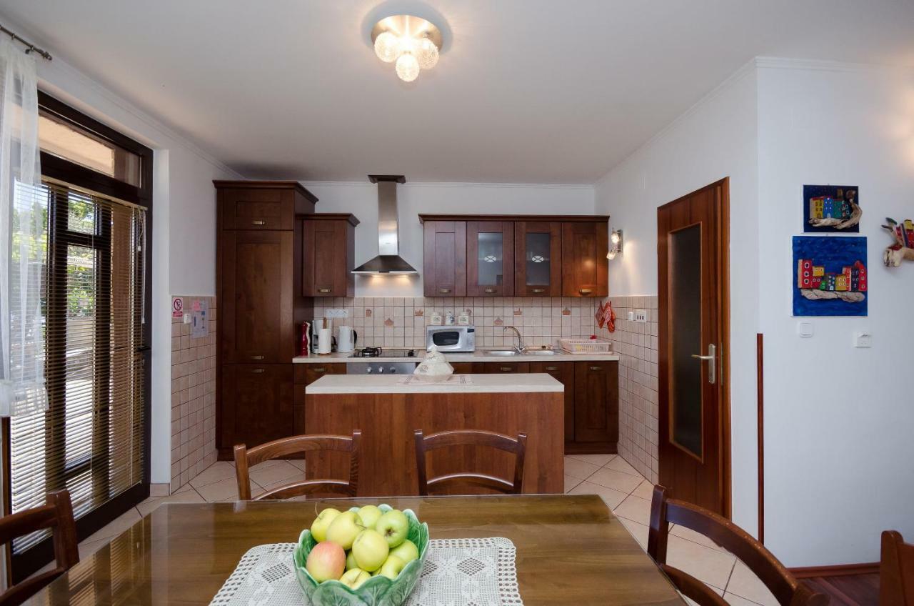 Apartments Zeljko Ловран Екстериор снимка