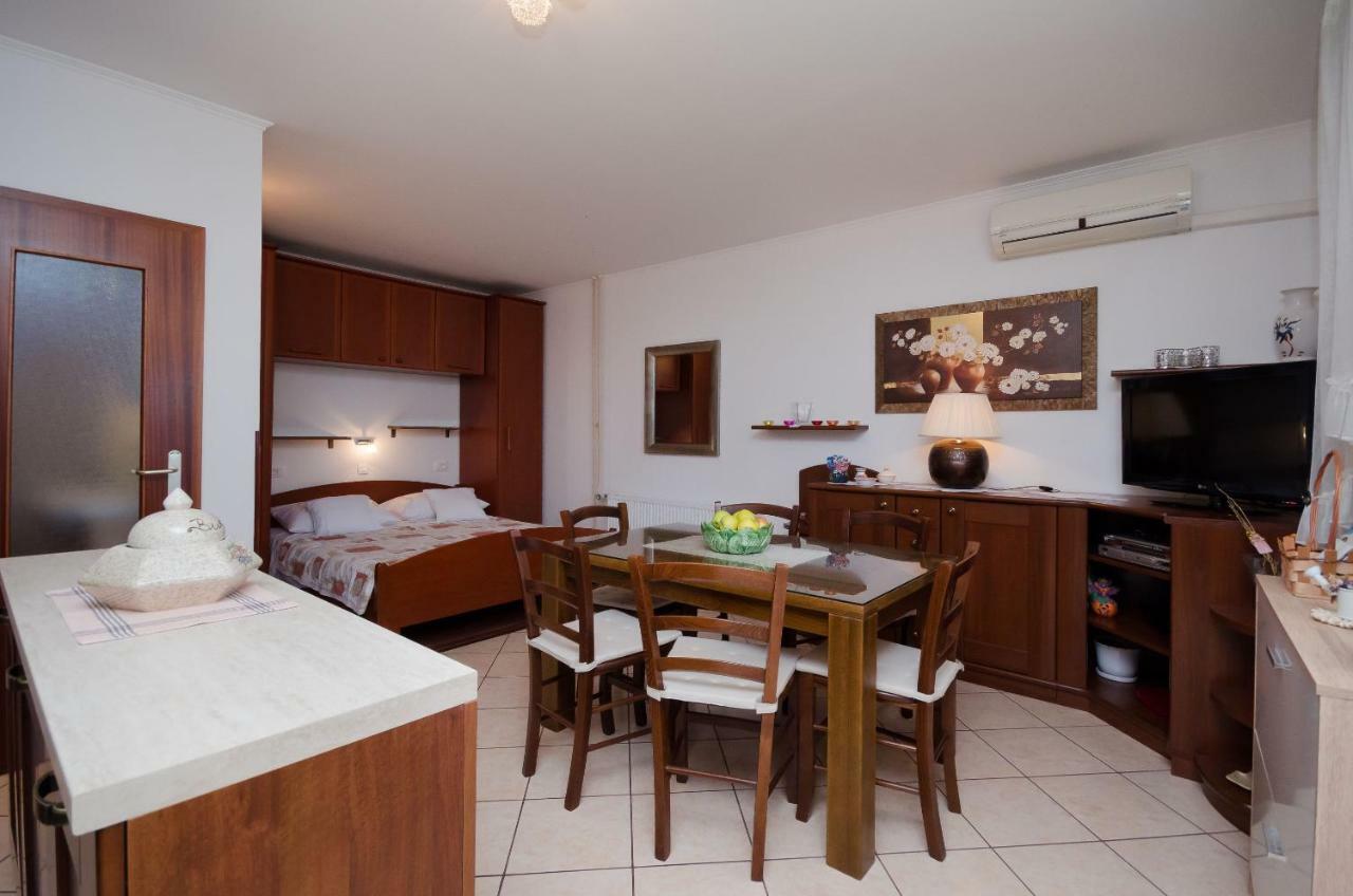 Apartments Zeljko Ловран Стая снимка
