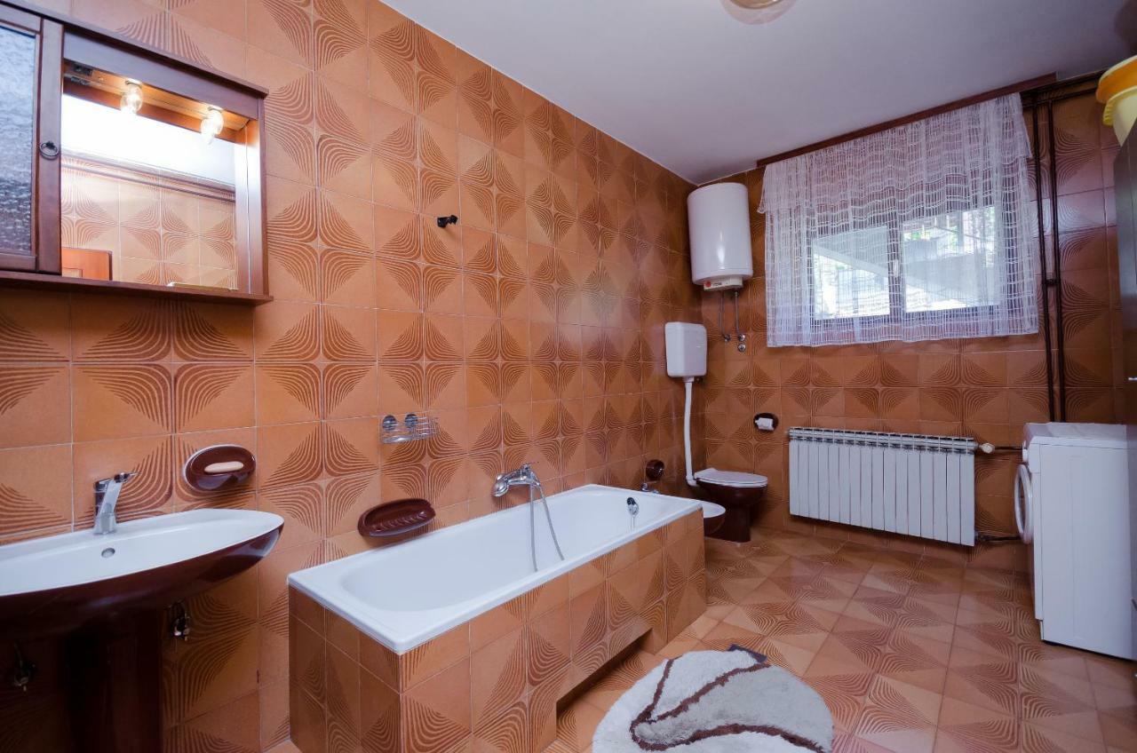 Apartments Zeljko Ловран Екстериор снимка